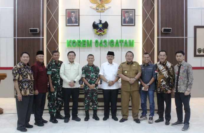 Pangdam Didampingi Danrem 043/Gatam Sambut Kunjungan Kerja Tim Komisi I DPR RI Pangdam Didampingi Danrem 043/Gatam Sambut Kunjungan Kerja Tim Komisi I DPR RI