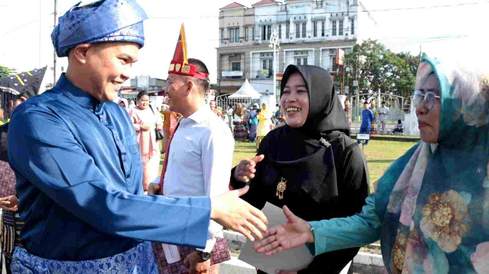 Hari Guru Nasional 2023, Wabup Sergai Serahkan Sertifikat Penghargaan Hari Guru Nasional 2023, Wabup Sergai Serahkan Sertifikat Penghargaan