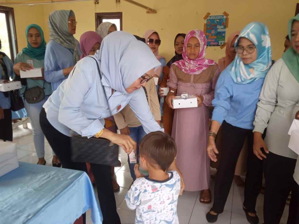 Gelar Kempanye, Caleg Gerindra Pesawaran Bagi-bagi Nasi Kotak & Susu Gratis Gelar Kempanye, Caleg Gerindra Pesawaran Bagi-bagi Nasi Kotak & Susu Gratis