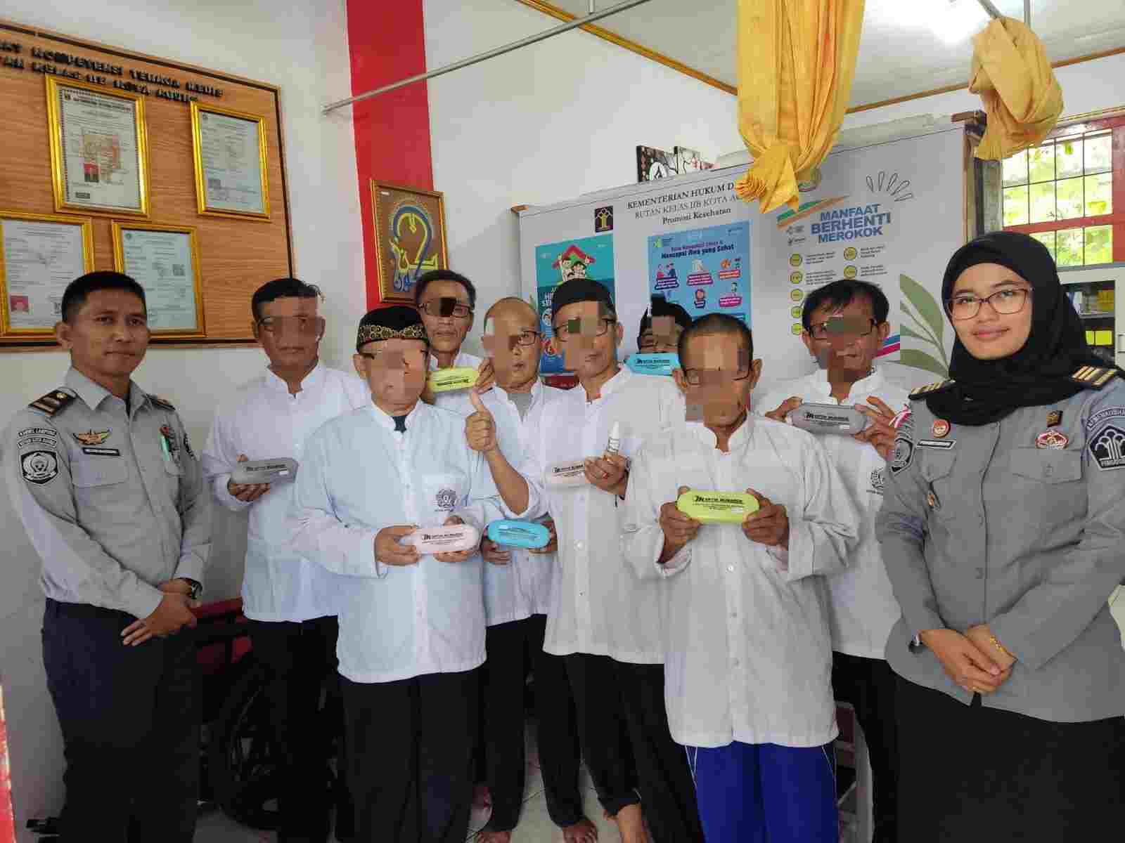 Senangnya, Delapan WBP Lansia Dapat Kacamata Gratis Senangnya, Delapan WBP Lansia Dapat Kacamata Gratis