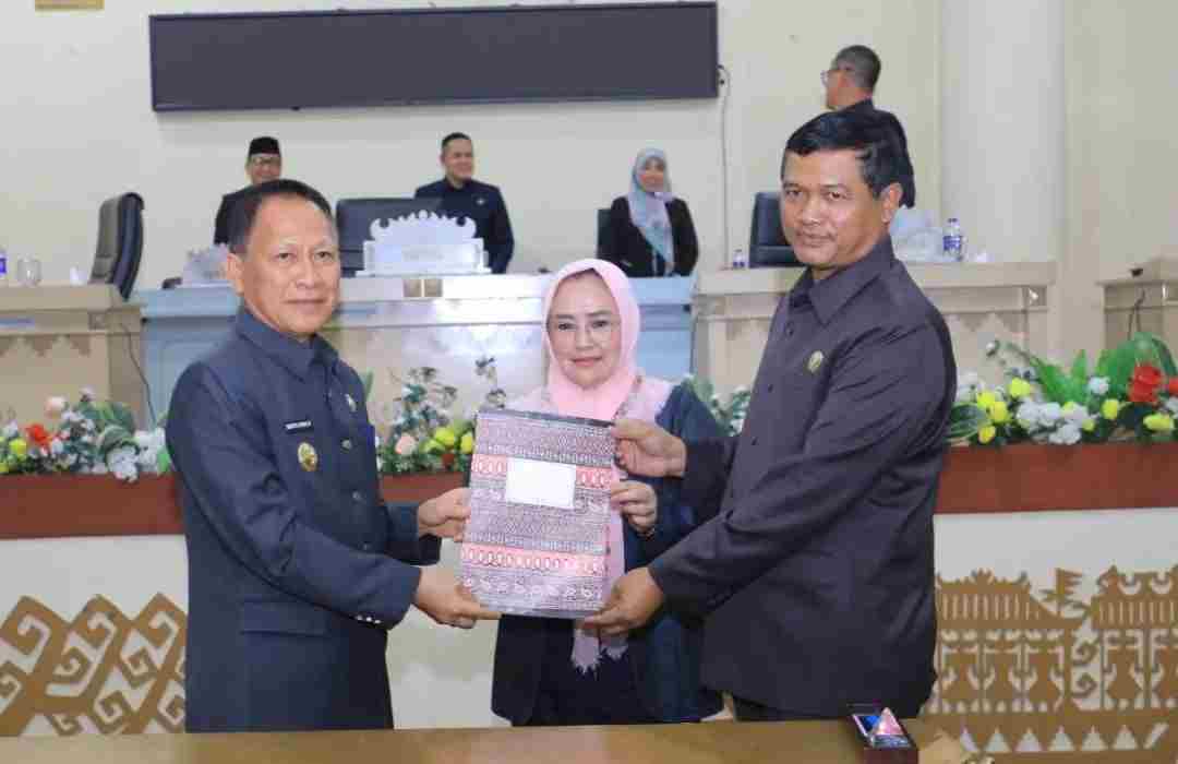 PJ Bupati Drs Qudratul Ikhwan Hadiri Sidang Paripurna DPRD Tuba PJ Bupati Drs Qudratul Ikhwan Hadiri Sidang Paripurna DPRD Tuba