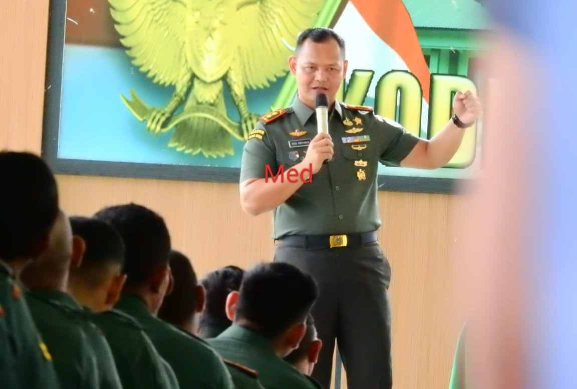 Letkol Inf Andi Ariyanto Berikan Jamdan Perdana Kepada Anggota Kodim 0117/Atam di Makodim Letkol Inf Andi Ariyanto Berikan Jamdan Perdana Kepada Anggota Kodim 0117/Atam di Makodim