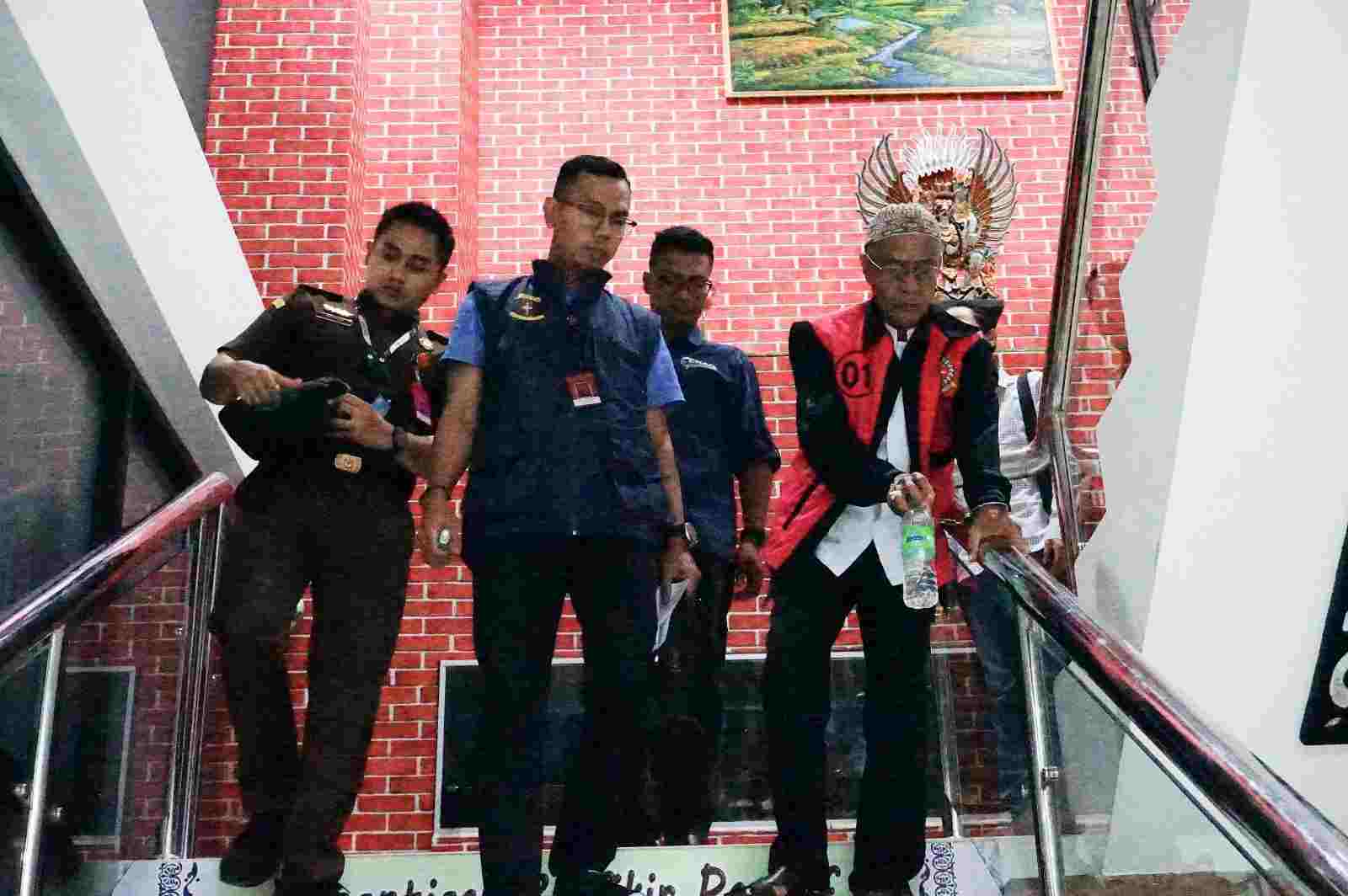 Aset Desa Dijual: Penyidik Kejari Bintan Menetapkan Mantan Kades Berakit Menjadi Tersangka Aset Desa Dijual: Penyidik Kejari Bintan Menetapkan Mantan Kades Berakit Menjadi Tersangka