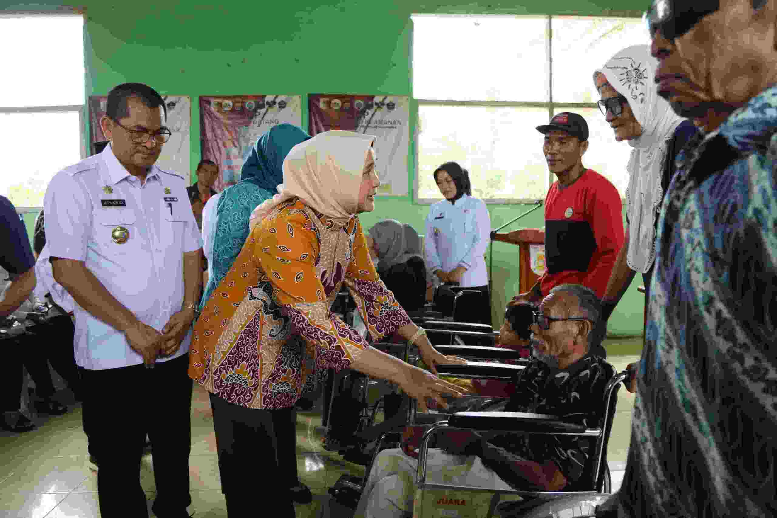 Ibu Riana Sari Serahkan Bantuan Kursi Roda, Alat Bantu Jalan dan Dengar kepada Warga Tulang Bawang Ibu Riana Sari Serahkan Bantuan Kursi Roda, Alat Bantu Jalan dan Dengar kepada Warga Tulang Bawang