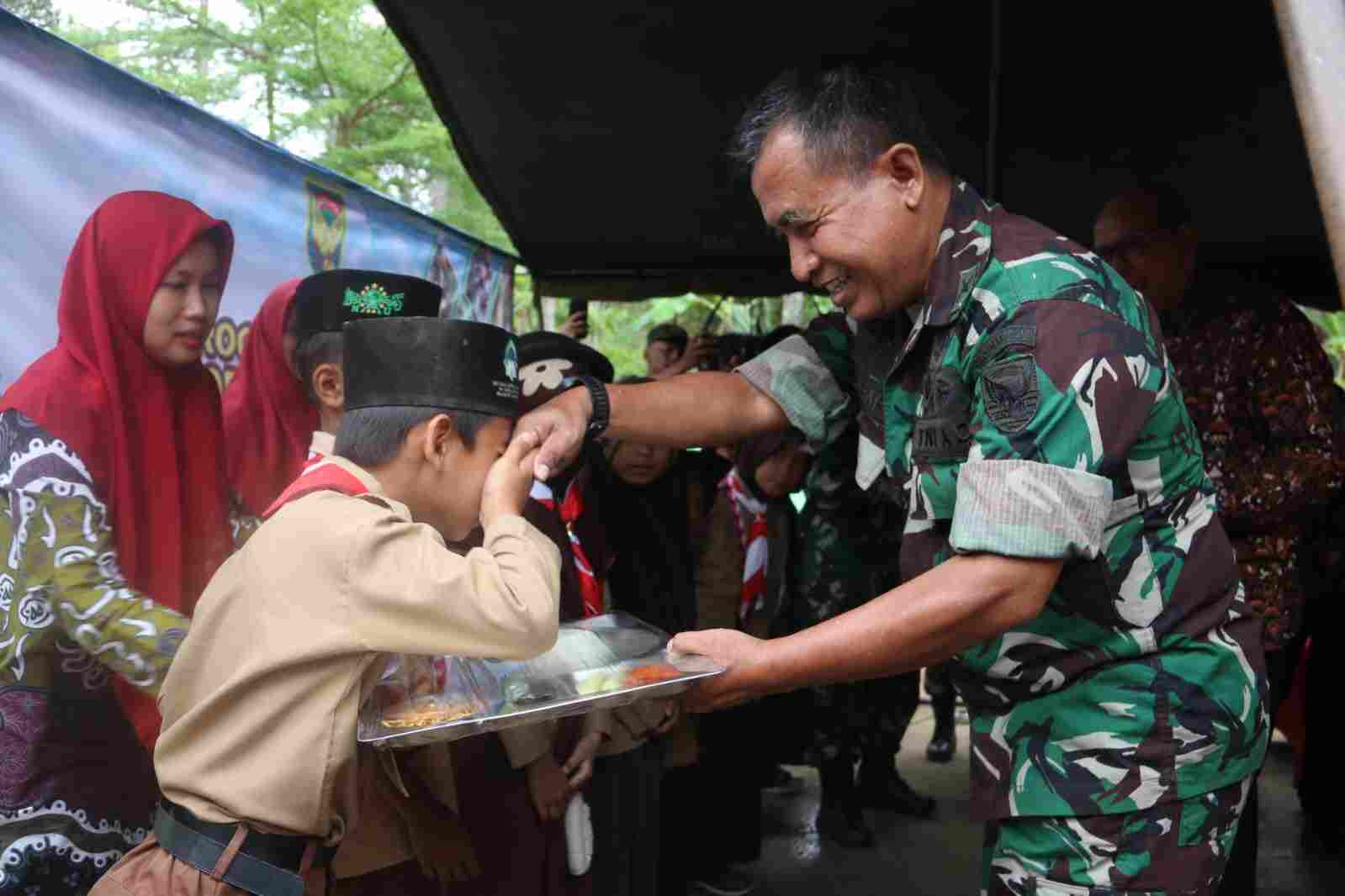 Lewat Program DMS, Prajurit Kodim 0410/KBL Ajarkan Siswa Pentingnya Pola Makan Sehat Lewat Program DMS, Prajurit Kodim 0410/KBL Ajarkan Siswa Pentingnya Pola Makan Sehat