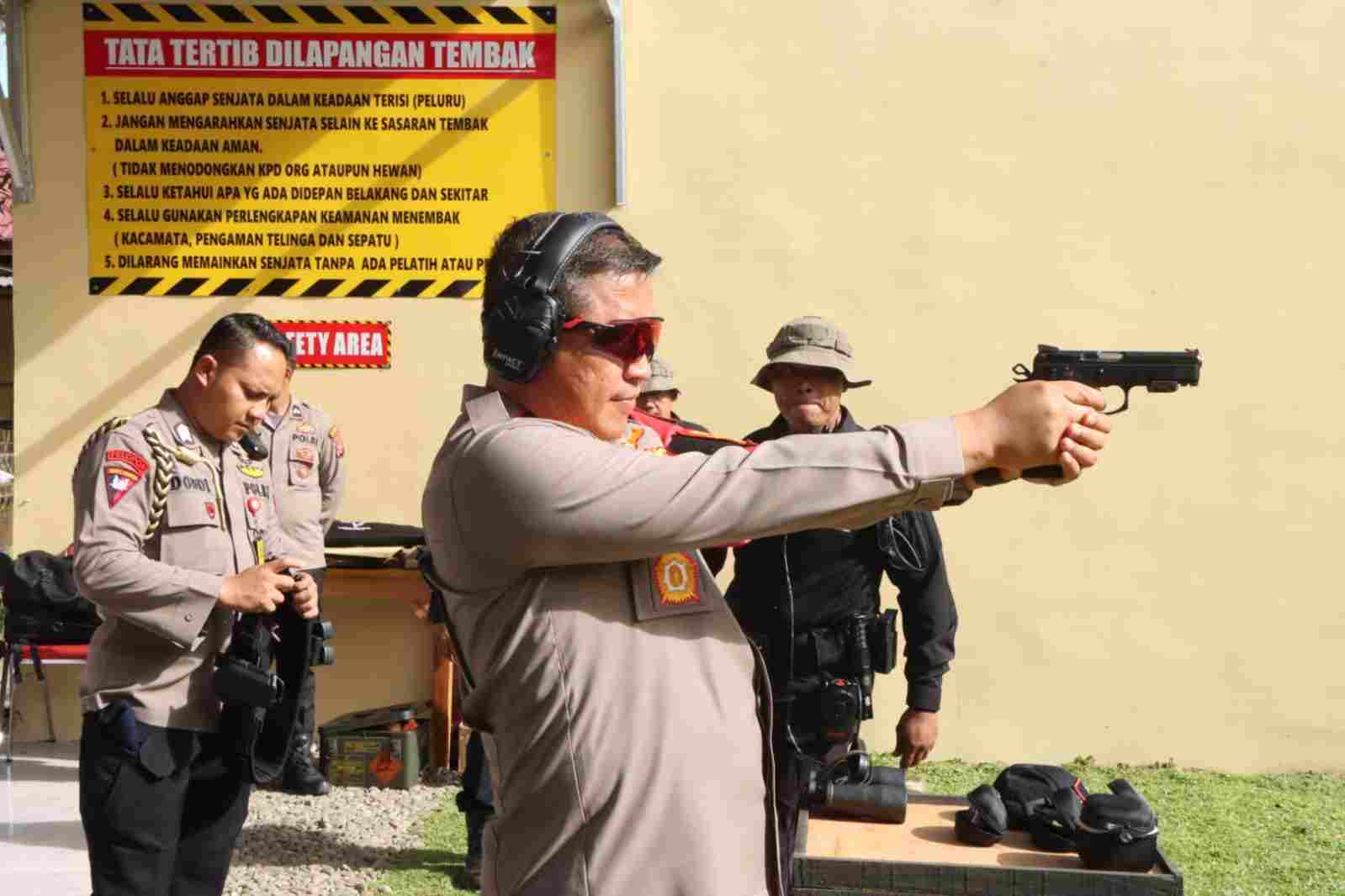 Sumut Regional Police Chief Tests Firing Range at Sergai District Police Sumut Regional Police Chief Tests Firing Range at Sergai District Police