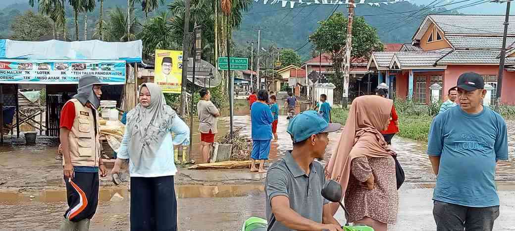 Tinjau Lokasi Banjir, Anggota DPRD Eka Hairani Sandra Ajak Masyarakat Bersabar Tinjau Lokasi Banjir, Anggota DPRD Eka Hairani Sandra Ajak Masyarakat Bersabar