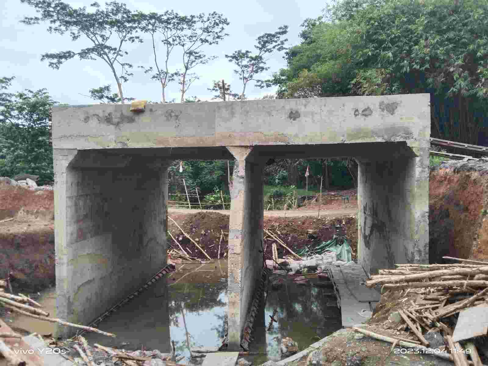 Masyarakat Payaraman Keluhkan & Dirugikan Adanya Pembangunan Jembatan Yang Tak Kunjung Selesai Masyarakat Payaraman Keluhkan & Dirugikan Adanya Pembangunan Jembatan Yang Tak Kunjung Selesai