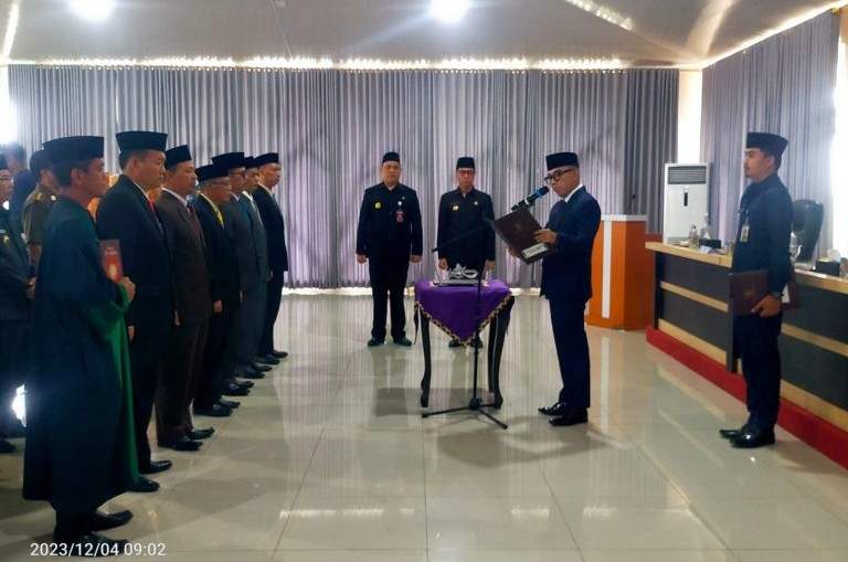 Bupati Raden Adipati Rotasi 4 Pejabat Pratama Dilingkungan Pemkab Way Kanan Bupati Raden Adipati Rotasi 4 Pejabat Pratama Dilingkungan Pemkab Way Kanan