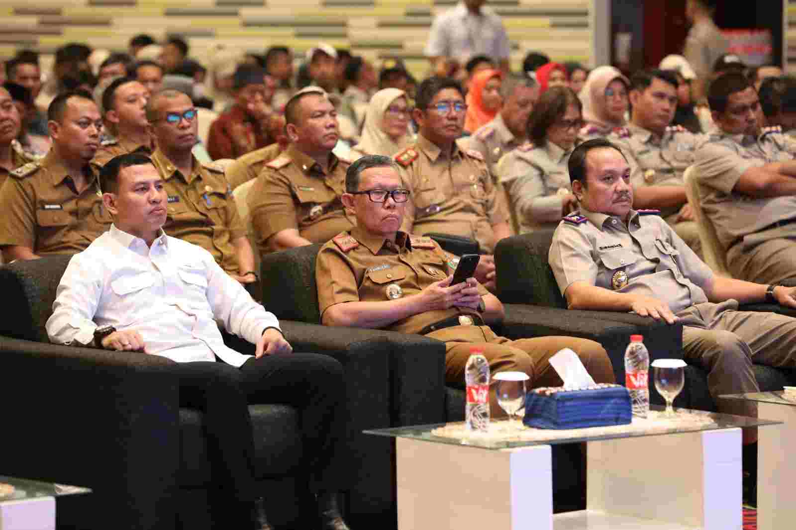 Sekdaprov Fahrizal Ikuti Penyerahan Sertifikat Hak Atas Tanah dan Launching Sertifikat Elektronik Sekdaprov Fahrizal Ikuti Penyerahan Sertifikat Hak Atas Tanah dan Launching Sertifikat Elektronik