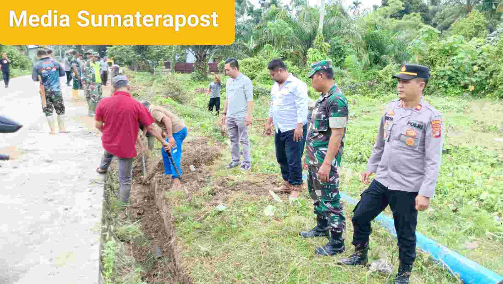 Muspika Kecamatan Karang Baru Karya Bakti di Desa Alur Baban Muspika Kecamatan Karang Baru Karya Bakti di Desa Alur Baban