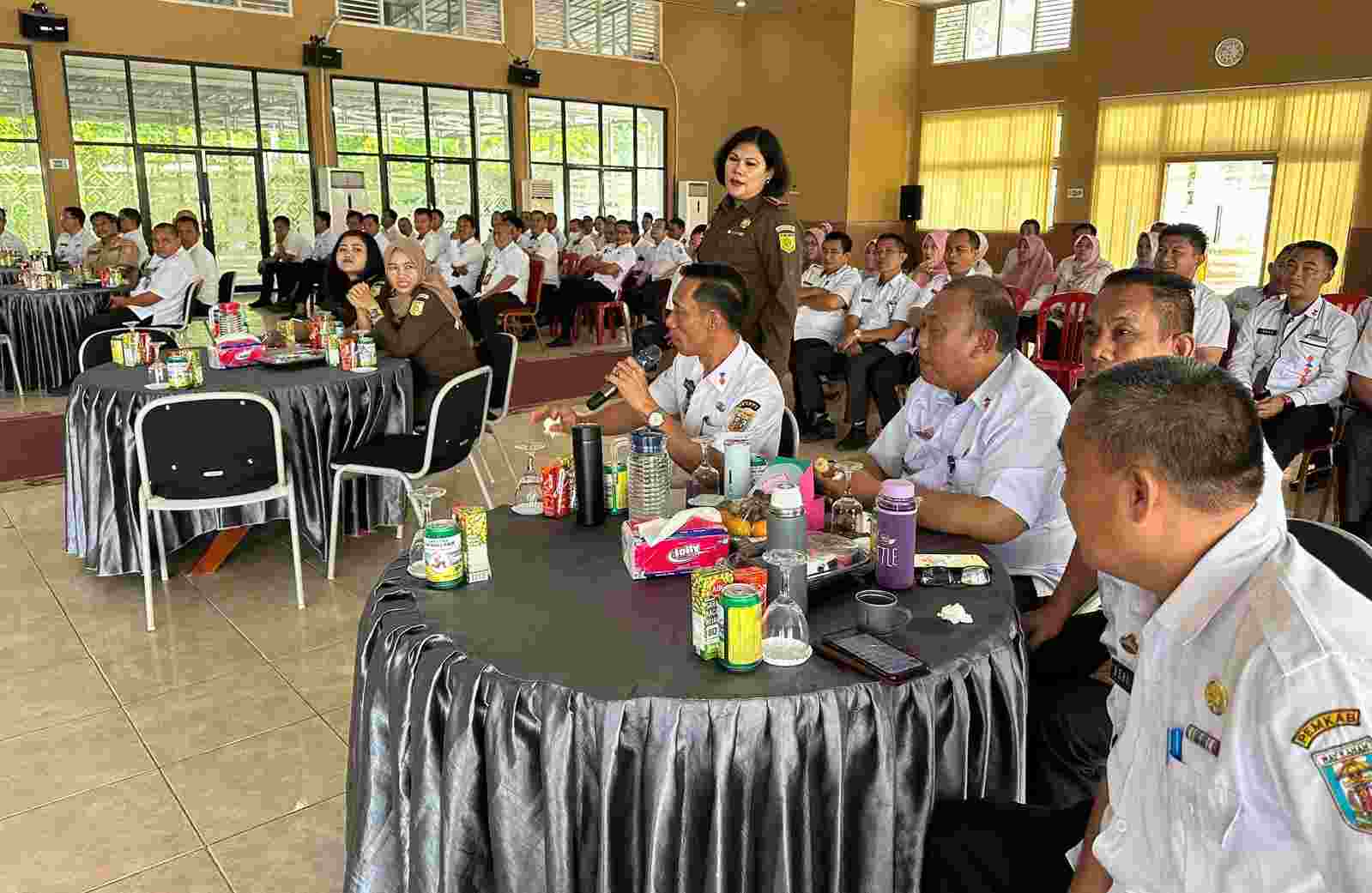 Dr.Afrilliana Purba Berikan Penyuluhan Anti Korupsi Kepada Jajaran Pemkab Way Kanan Dr.Afrilliana Purba Berikan Penyuluhan Anti Korupsi Kepada Jajaran Pemkab Way Kanan