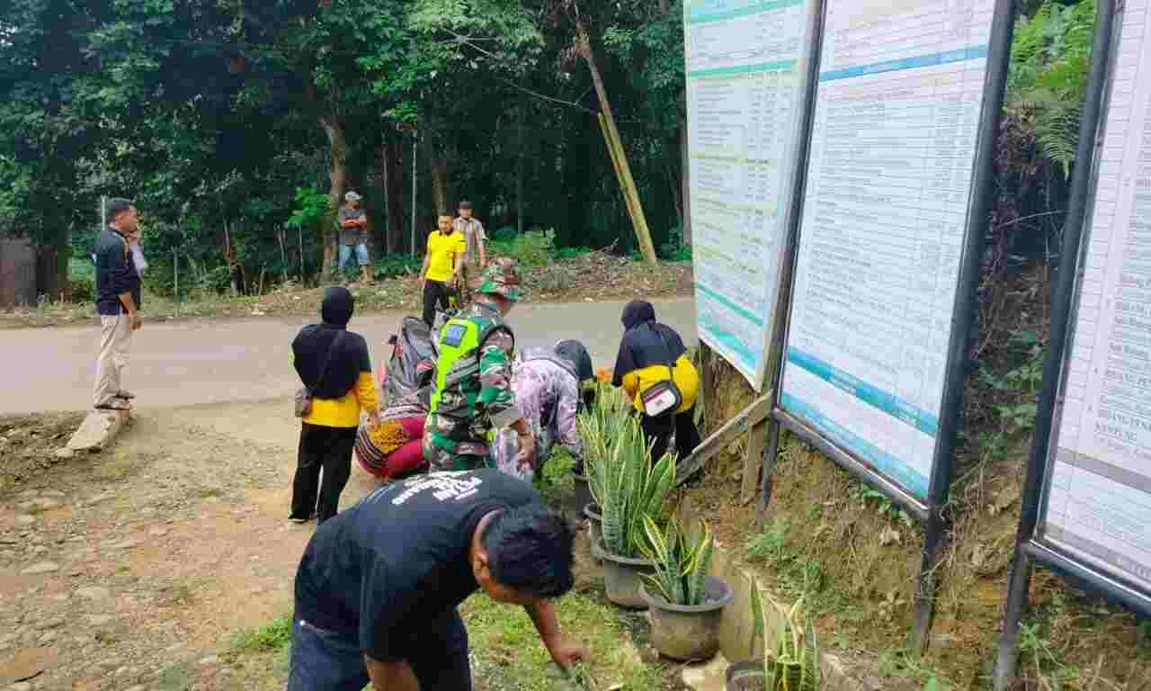 Peltu Sarbaini Gotong Royong Bersama Masyarakat Suka Mulia Peltu Sarbaini Gotong Royong Bersama Masyarakat Suka Mulia