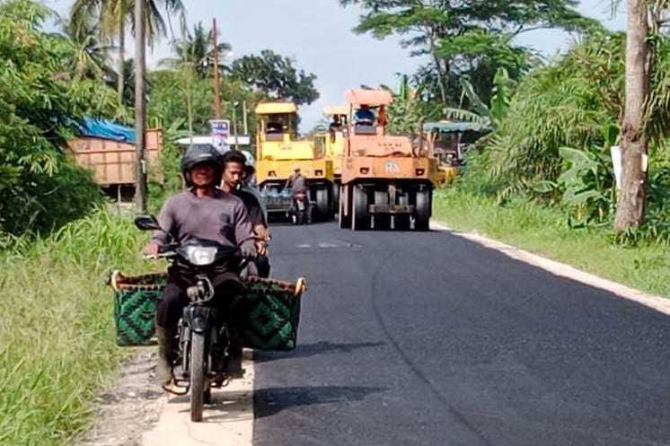 Peningkatan Jalan Bengabing Mendapat Apresiasi, Warga Minta Dum Truck Pengangkut Tanah Jangan Berserakan Peningkatan Jalan Bengabing Mendapat Apresiasi, Warga Minta Dum Truck Pengangkut Tanah Jangan Berserakan