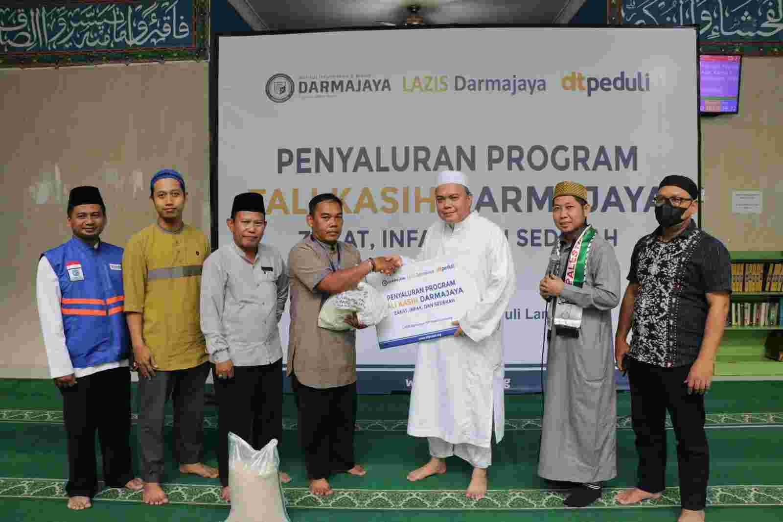 Lazis Darmajaya Salurkan Program Tali Kasih Sebanyak 300 Paket Lazis Darmajaya Salurkan Program Tali Kasih Sebanyak 300 Paket