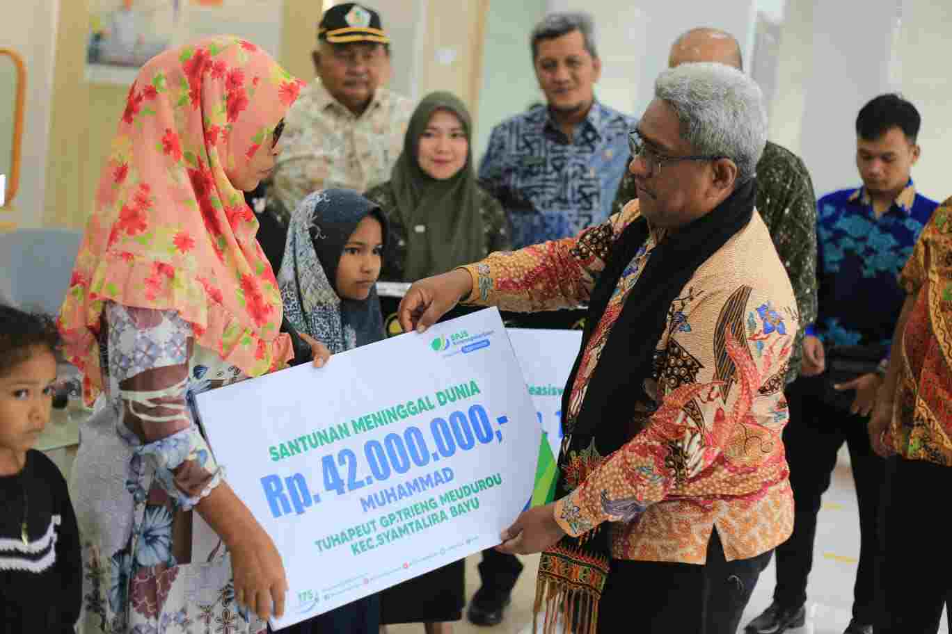 Mahyuzar Serahkan Santunan Kematian dan Beasiswa dari BPJS Ketenagakerjaan Mahyuzar Serahkan Santunan Kematian dan Beasiswa dari BPJS Ketenagakerjaan