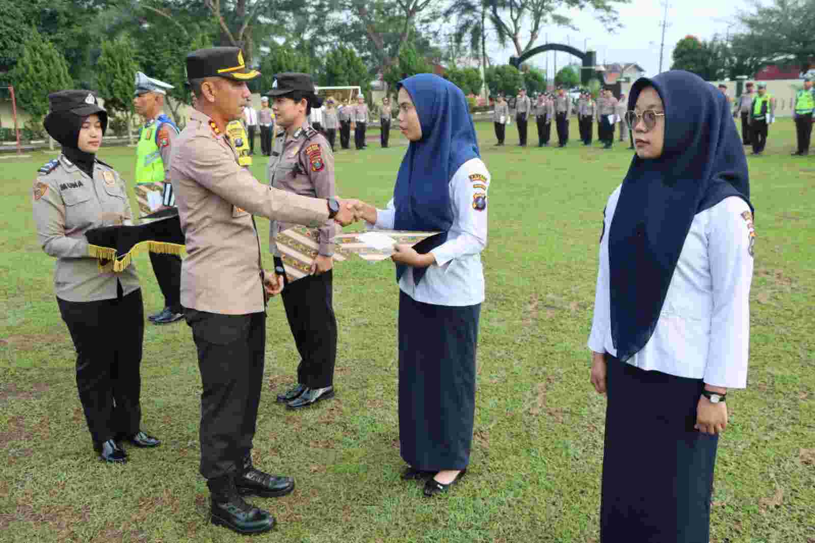 Kapolres Sergai Berikan Penghargaan Personel Polri dan PHL Kapolres Sergai Berikan Penghargaan Personel Polri dan PHL