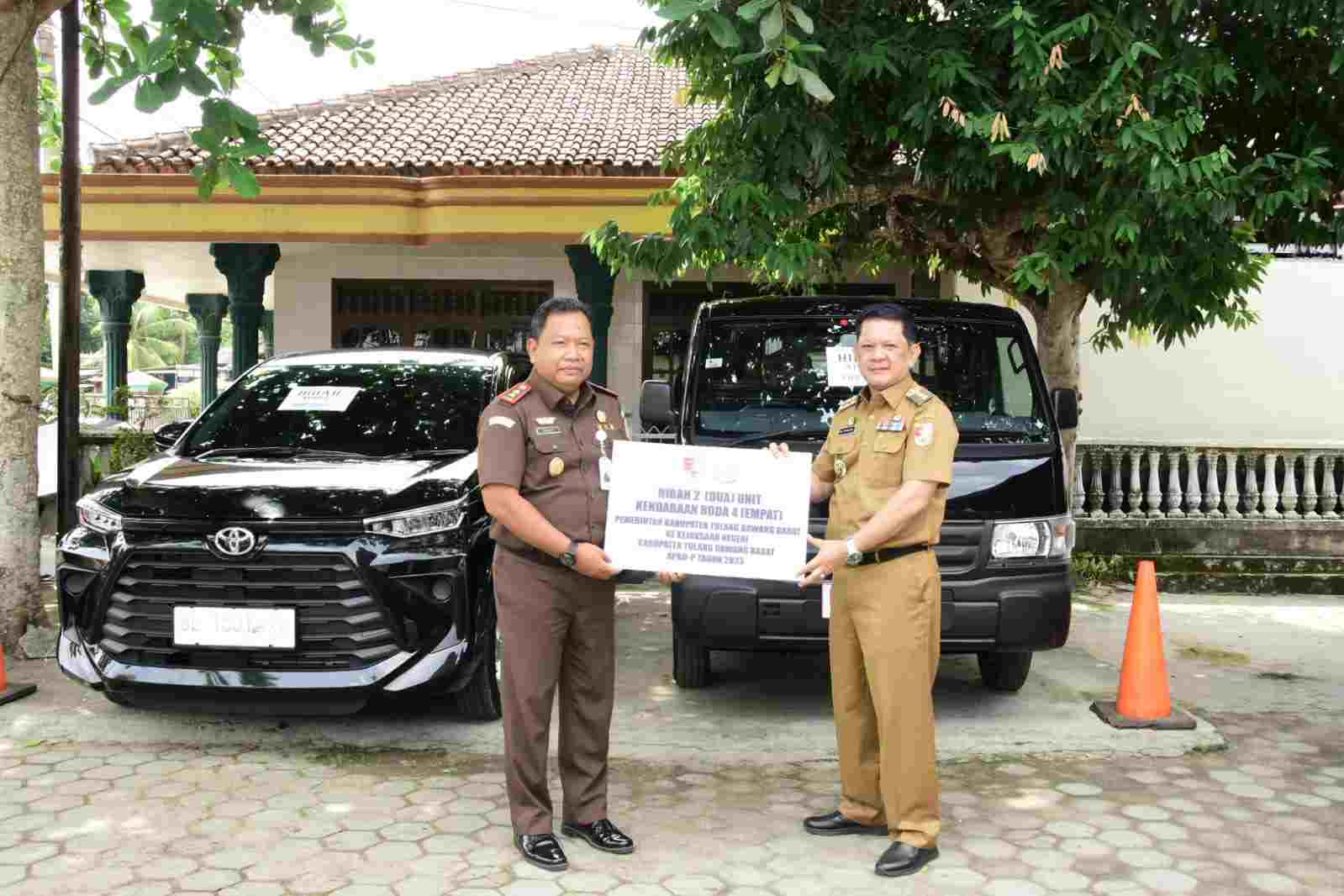 Pj Bupati M. Firsada Serahkan Hibah 2 Unit Kendaraan Roda 4 untuk Kejari Tubaba Pj Bupati M. Firsada Serahkan Hibah 2 Unit Kendaraan Roda 4 untuk Kejari Tubaba