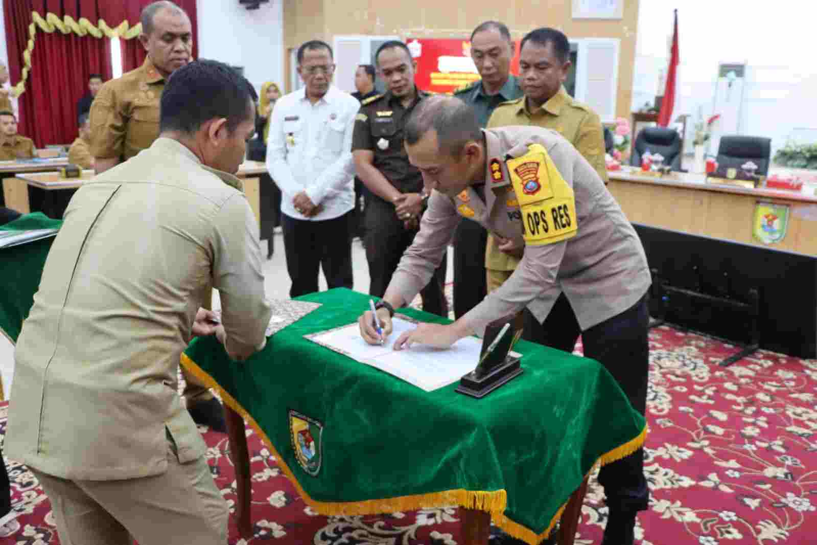 Kapolres Sergai Teken NPHD Dana Hibah Pilkada 2024 Senilai Rp 4,2 Milyar Kapolres Sergai Teken NPHD Dana Hibah Pilkada 2024 Senilai Rp 4,2 Milyar