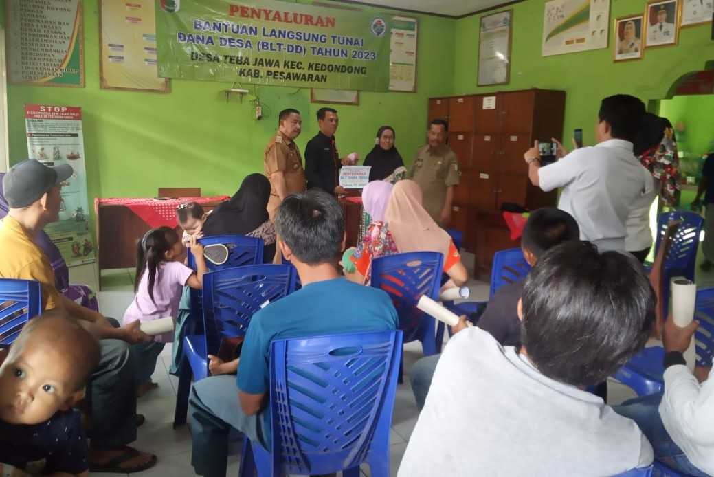 Kepala Desa Teba Jawa Bagikan BLT/DD secara Transparan Kepada 20 KK Kepala Desa Teba Jawa Bagikan BLT/DD secara Transparan Kepada 20 KK