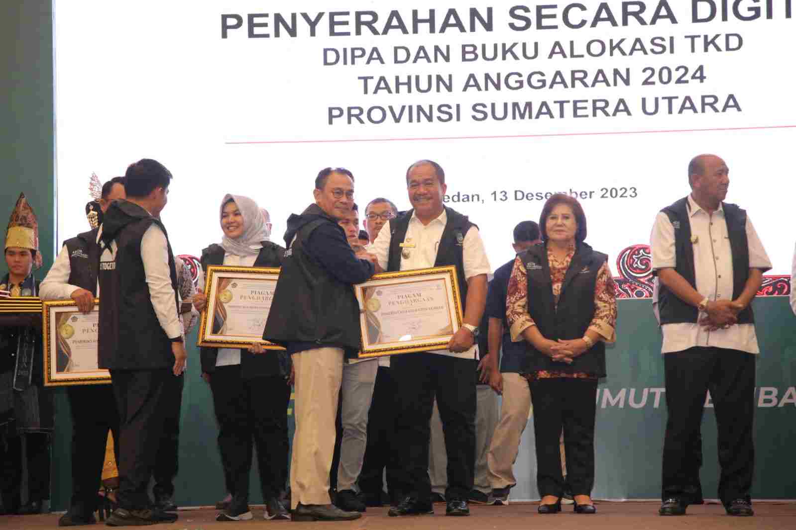 Kabupaten Asahan Terima Penghargaan Pemda Dengan Penyaluran DD Terbaik Tahun 2023 Kabupaten Asahan Terima Penghargaan Pemda Dengan Penyaluran DD Terbaik Tahun 2023