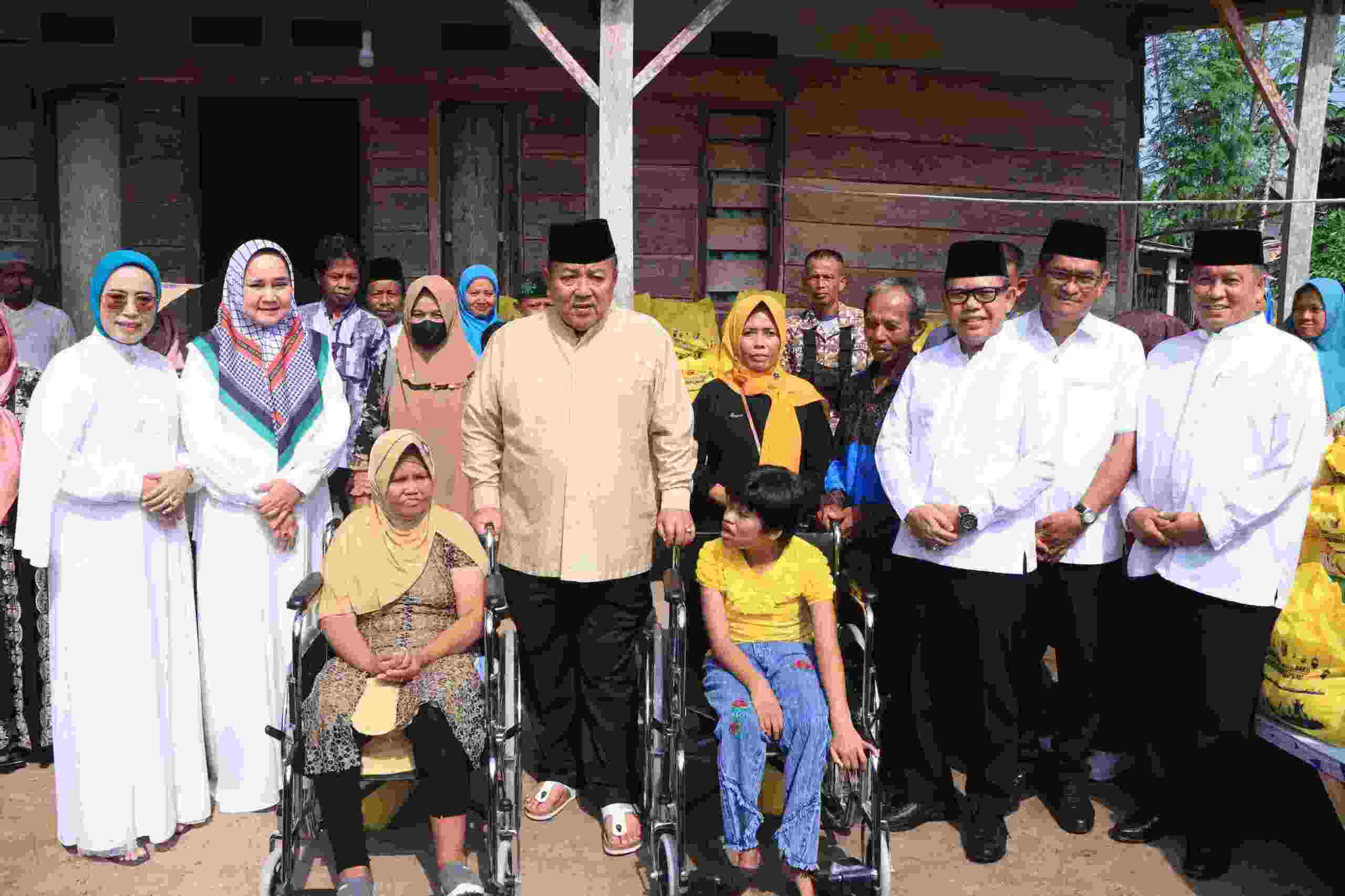 Kunker ke Mesuji, Gubernur Arinal Bersama Ketua LKKS Memberikan Sejumlah Bantuan Kunker ke Mesuji, Gubernur Arinal Bersama Ketua LKKS Memberikan Sejumlah Bantuan