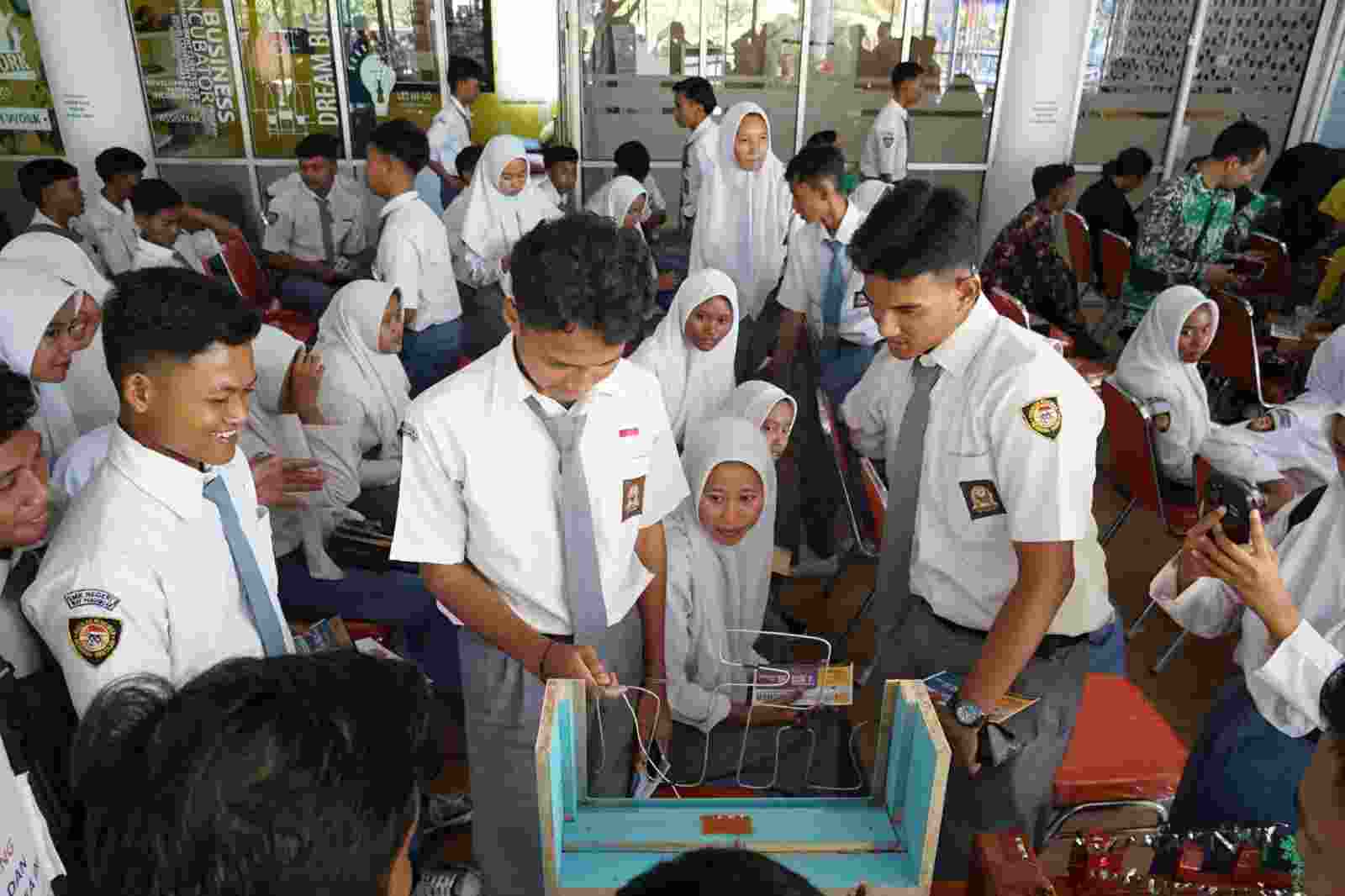 Puluhan Pelajar SMKN 1 Way Pengubuan Asyik Game Challenge dan VR di Darmajaya Puluhan Pelajar SMKN 1 Way Pengubuan Asyik Game Challenge dan VR di Darmajaya