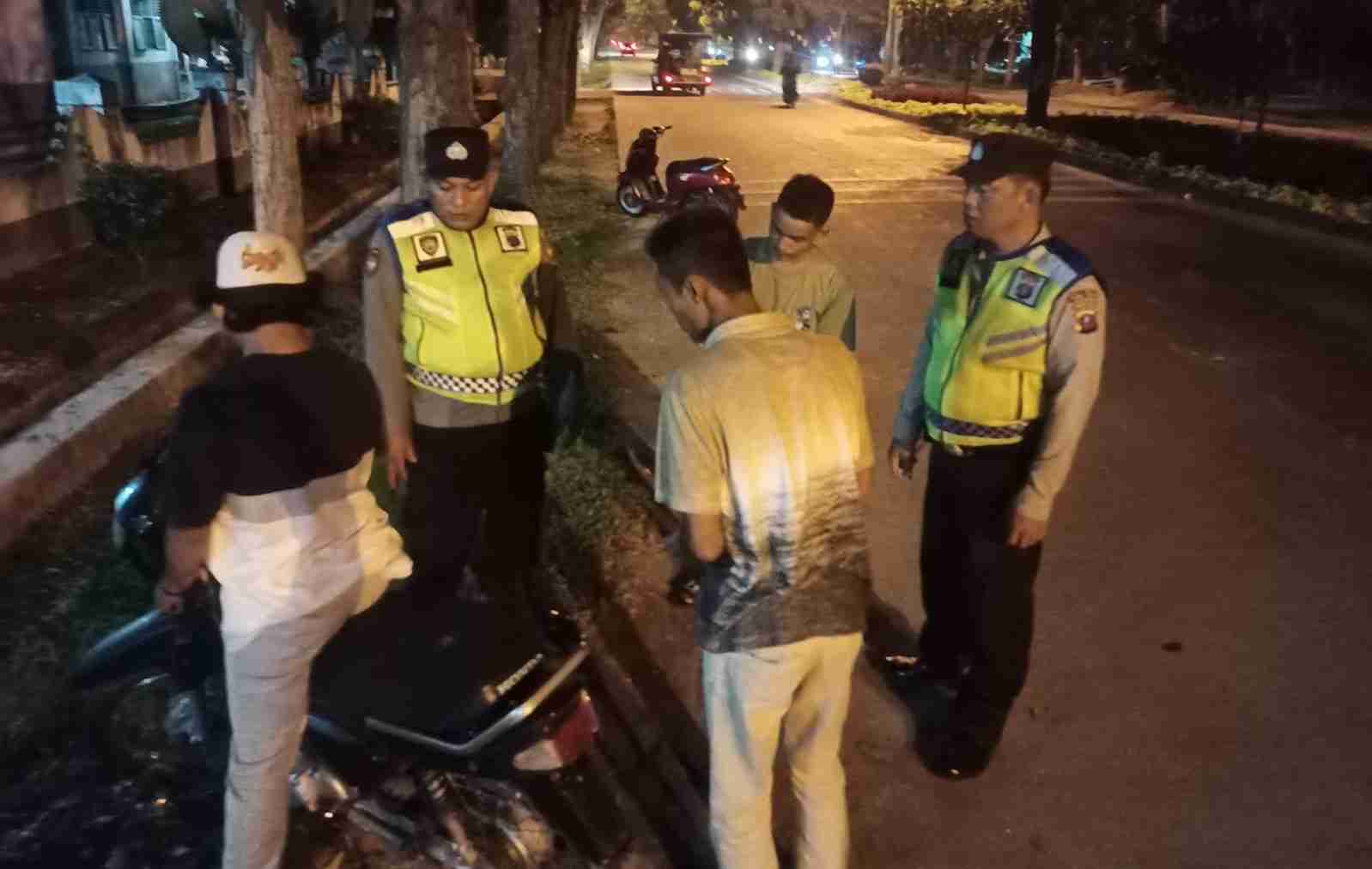 Polsek Rambutan Tingkatkan Patroli Blue Light di Akhir Pekan Polsek Rambutan Tingkatkan Patroli Blue Light di Akhir Pekan