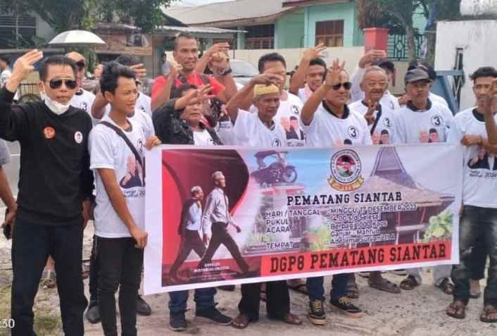DGP8 Pematang Siantar Berbagi Kaos, Pedagang Kaki Lima Dukung Ganjar-Mahfud DGP8 Pematang Siantar Berbagi Kaos, Pedagang Kaki Lima Dukung Ganjar-Mahfud