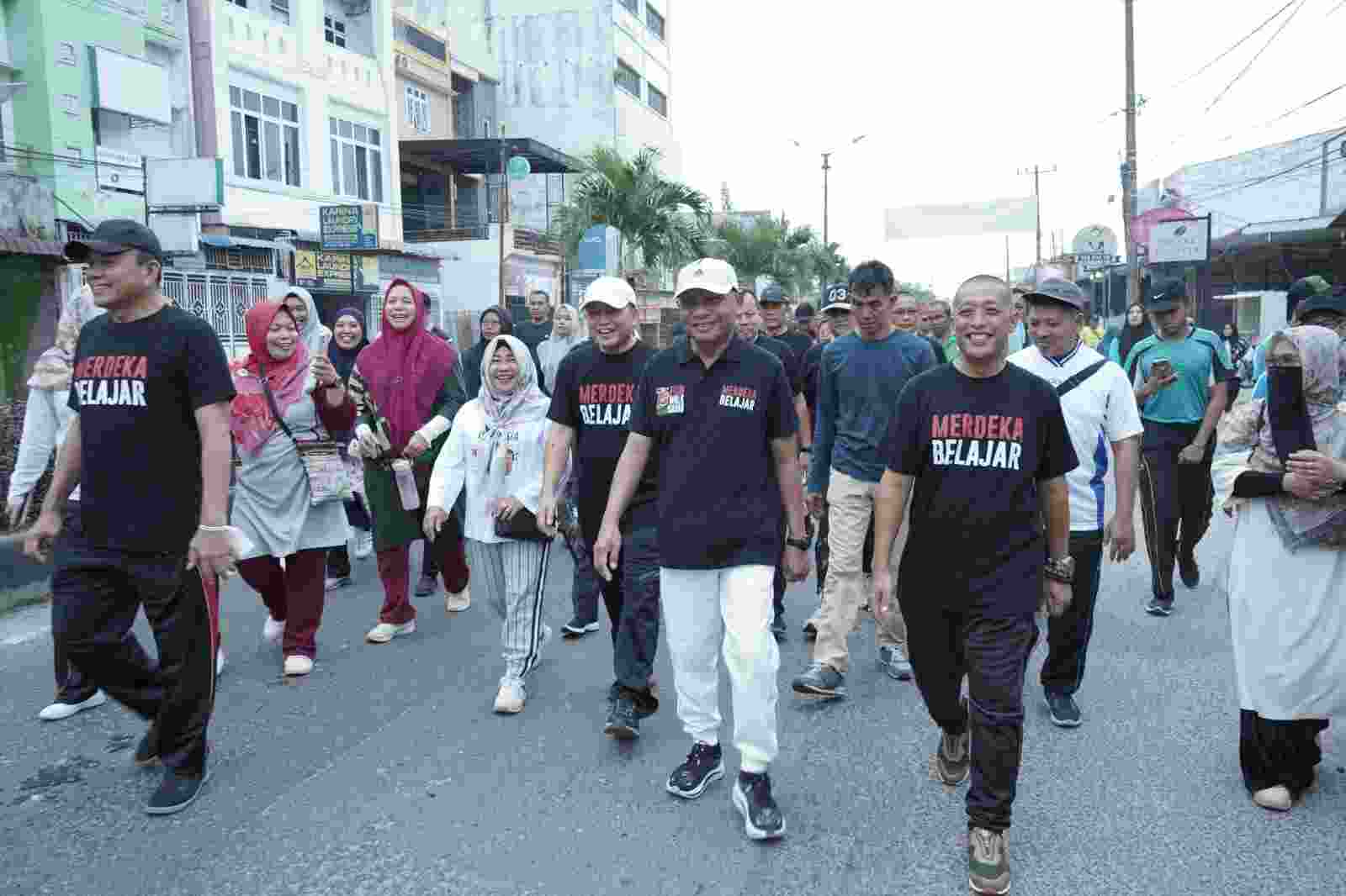 Bupati Surya Lepas Gerak Jalan Santai Dalam Rangka Hari Guru Nasional dan HUT ke-78 PGRI Bupati Surya Lepas Gerak Jalan Santai Dalam Rangka Hari Guru Nasional dan HUT ke-78 PGRI