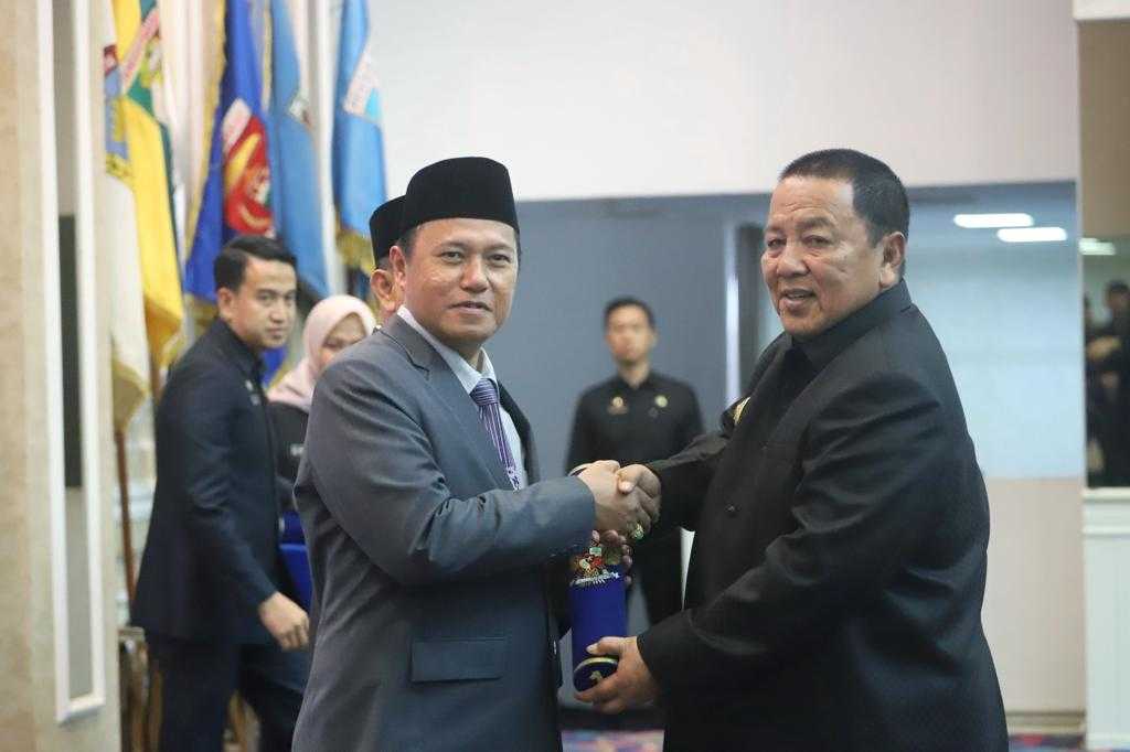 Gubernur Lampung Serahkan SK Perpanjangan Pj. Bupati Drs. Nukman Gubernur Lampung Serahkan SK Perpanjangan Pj. Bupati Drs. Nukman