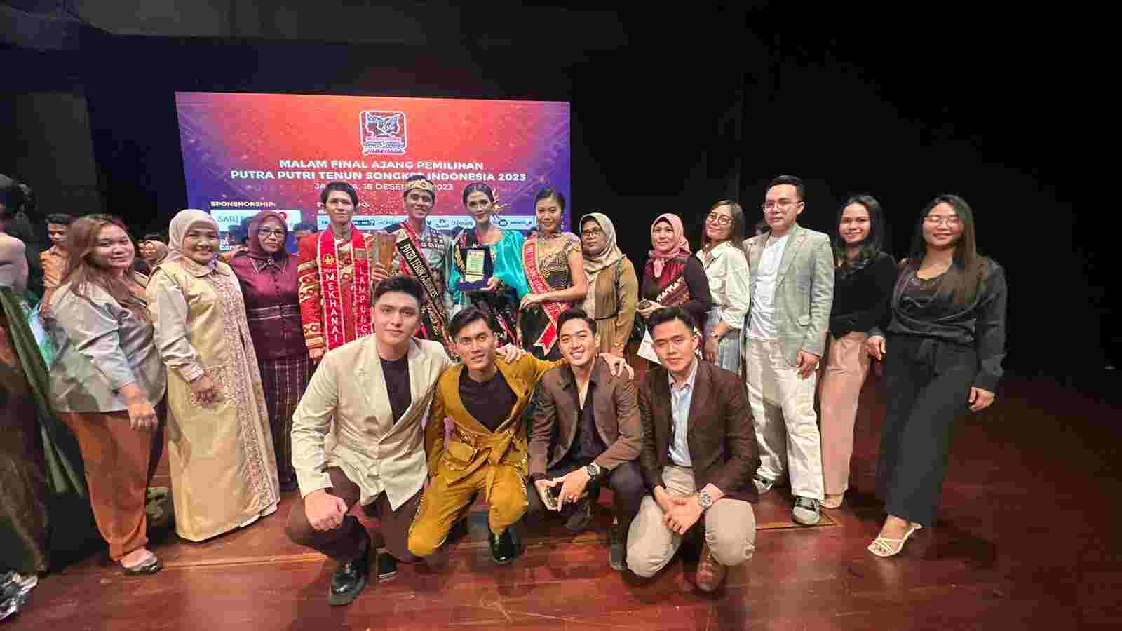 Wakili Lampung, Tulang Bawang Raih Juara Nasional Putra Tenun Songket Indonesia Tenun Wakili Lampung, Tulang Bawang Raih Juara Nasional Putra Tenun Songket Indonesia Tenun