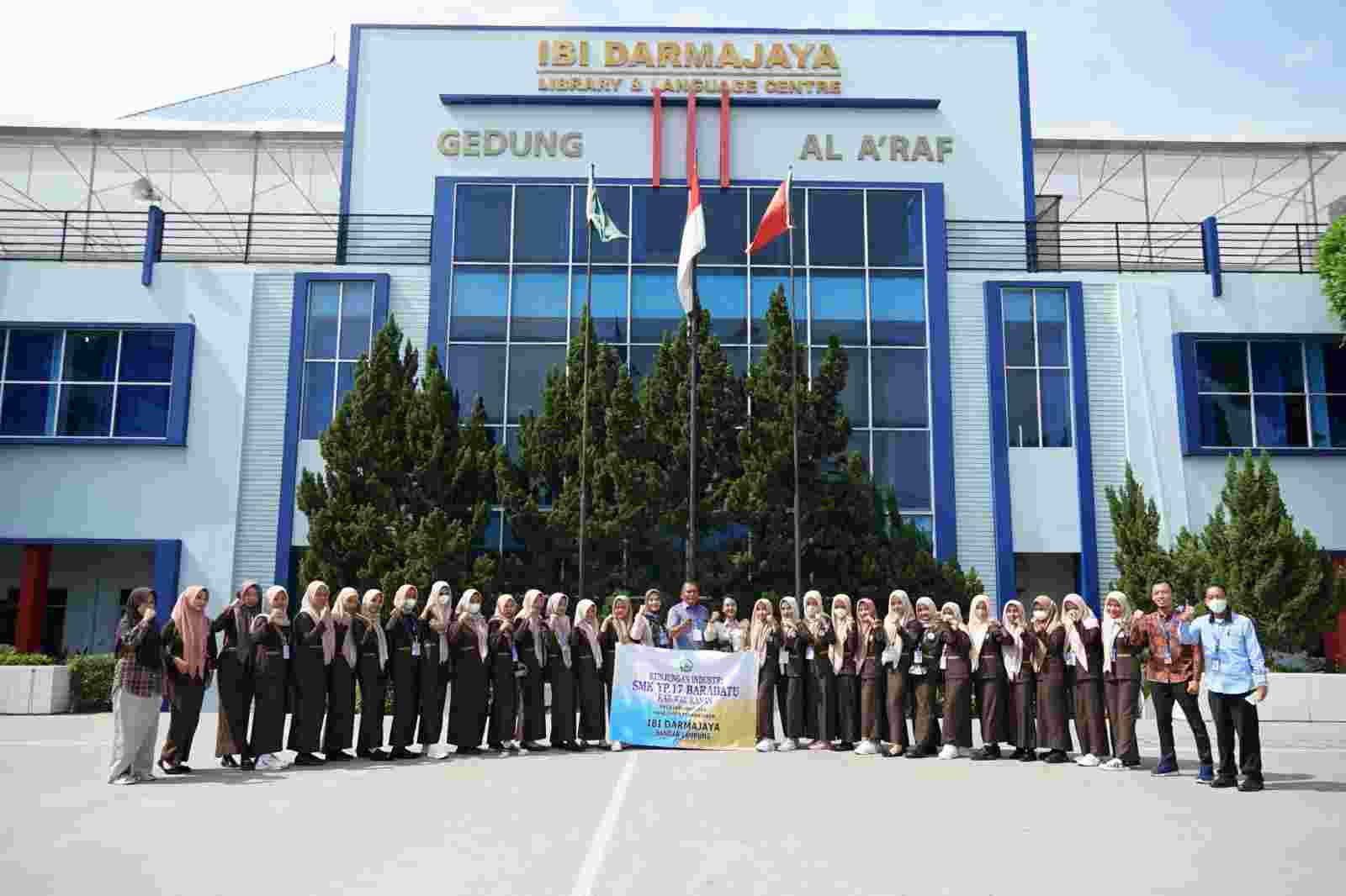 Puluhan Siswi SMK YP 17 Baradatu Tour Campus di IIB Darmajaya Puluhan Siswi SMK YP 17 Baradatu Tour Campus di IIB Darmajaya