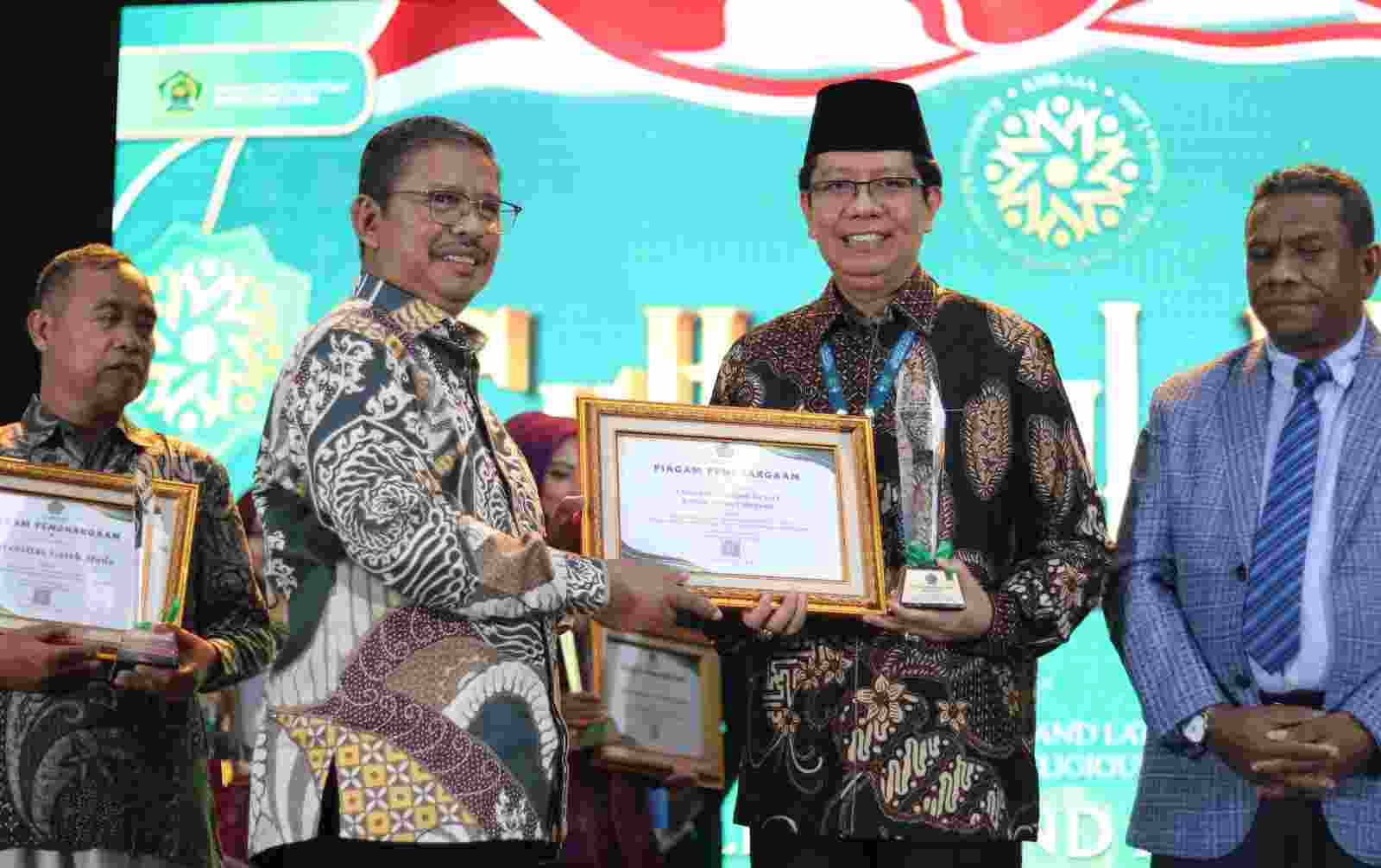 UIN RIL Raih Penghargaan PTKN Paling Responsif dalam Penguatan Moderasi Beragama UIN RIL Raih Penghargaan PTKN Paling Responsif dalam Penguatan Moderasi Beragama