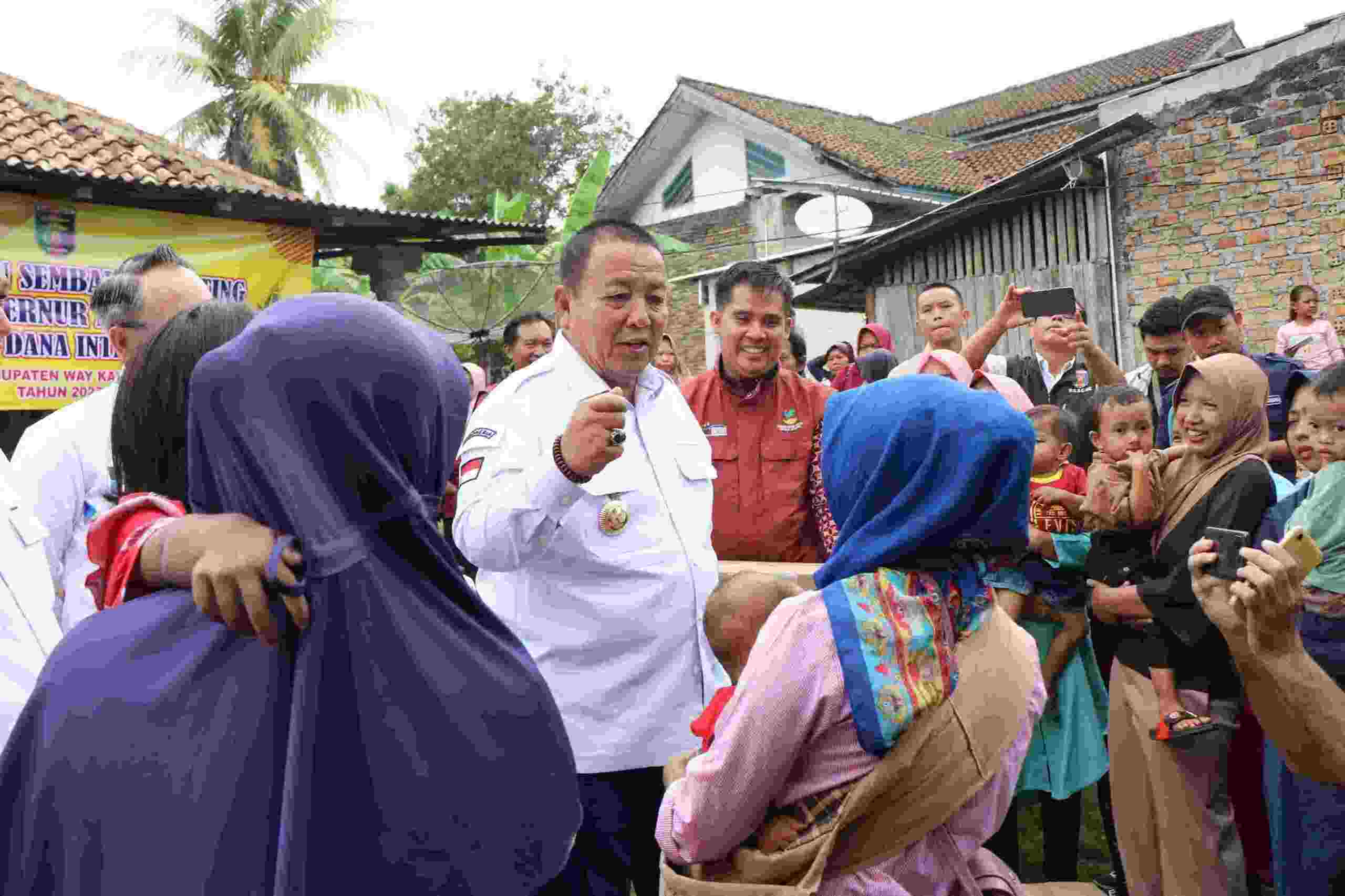 Gubernur Berikan Bantuan Paket Sembako dan Operasi Pasar Beras Medium di Way Kanan Gubernur Berikan Bantuan Paket Sembako dan Operasi Pasar Beras Medium di Way Kanan