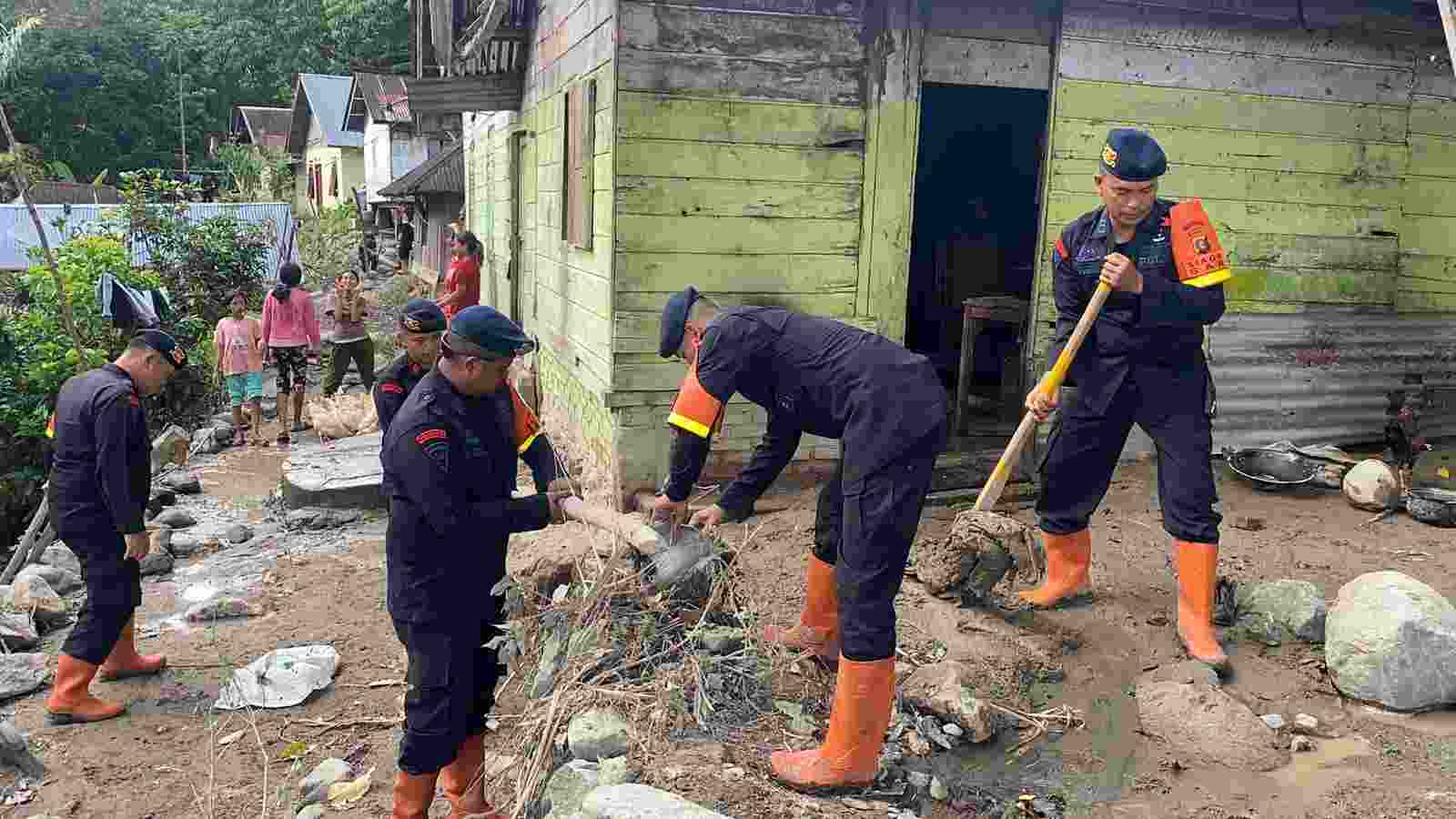 Bersama Tim Gabungan Polres Simalungun Bersihkan Dampak Banjir Bandang di Haranggaol Bersama Tim Gabungan Polres Simalungun Bersihkan Dampak Banjir Bandang di Haranggaol