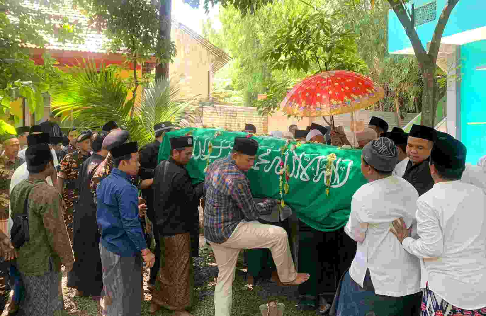 Kiyai Langitan Pimpin Pemakaman Pendiri PMII Kiyai Langitan Pimpin Pemakaman Pendiri PMII