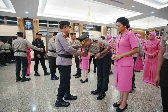 Kapolri Pimpin Korps Raport, Ada Komjen Marthinus, Komjen Rudy Heryanto, hingga Brigjen Dr Hengki Haryadi Kapolri Pimpin Korps Raport, Ada Komjen Marthinus, Komjen Rudy Heryanto, hingga Brigjen Dr Hengki Haryadi