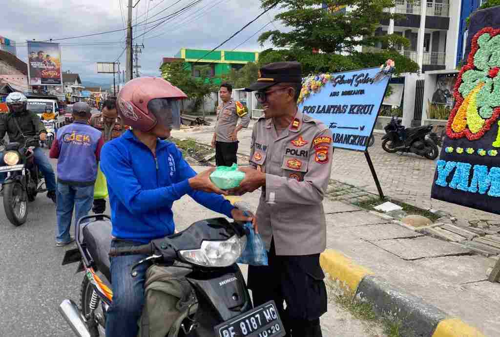 Jumat Berkah Polres Pesisir Barat Bagikan Nasi kotak Jumat Berkah Polres Pesisir Barat Bagikan Nasi kotak