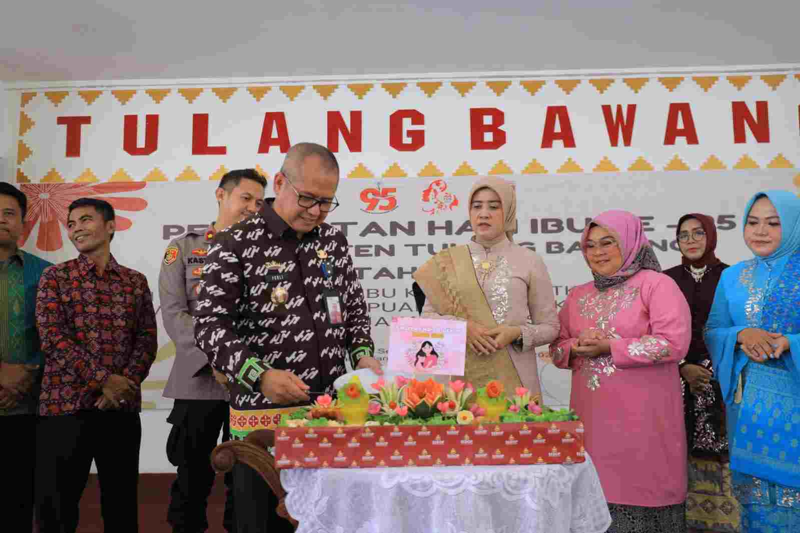 Wakili Pj Bupati, Sekda Ferli Yuledi Menghadiri Lomba Fashion Show Kebaya Medauro Wakili Pj Bupati, Sekda Ferli Yuledi Menghadiri Lomba Fashion Show Kebaya Medauro