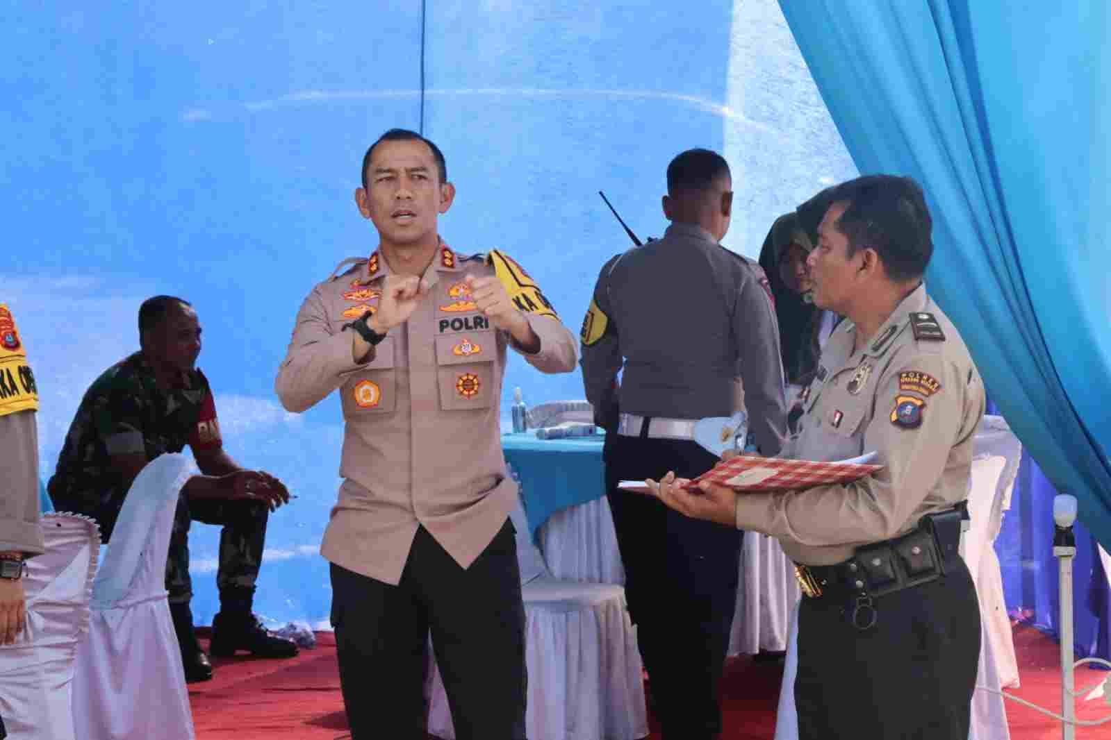 AKBP Oxy Periksa Kesiapan Pos Pengamanan Natal dan Tahun Baru di Sergai AKBP Oxy Periksa Kesiapan Pos Pengamanan Natal dan Tahun Baru di Sergai