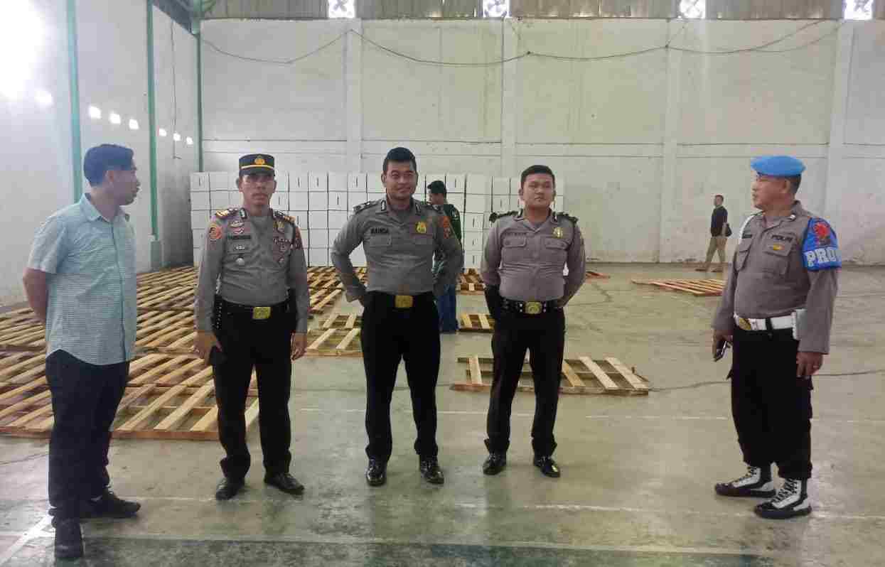 Personel Piket Polres Sergai Jaga Keamanan Gudang Logistik Pemilu 2024 Personel Piket Polres Sergai Jaga Keamanan Gudang Logistik Pemilu 2024
