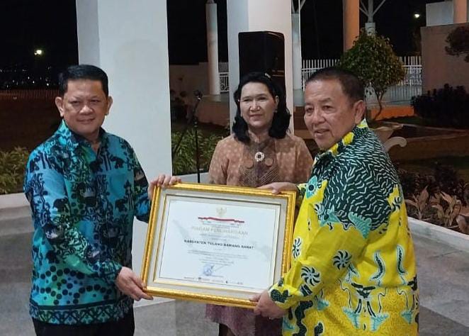 M. Firsada Terima Penghargaan Kabupaten Peduli HAM dari Kemenkumham RI M. Firsada Terima Penghargaan Kabupaten Peduli HAM dari Kemenkumham RI