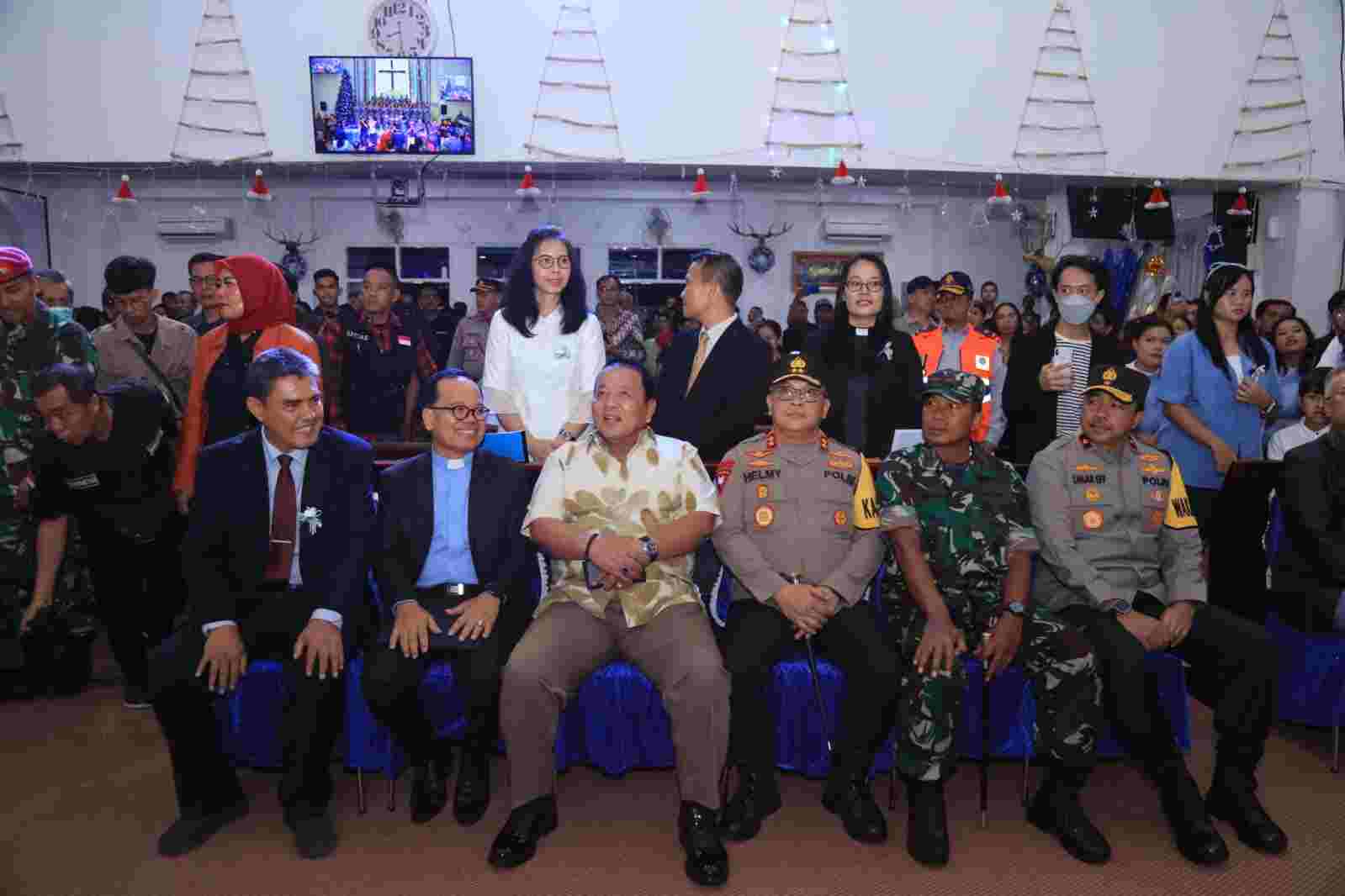Gubernur Arinal bersama Forkopimda dan Walikota Tinjau Misa di Sejumlah Gereja Gubernur Arinal bersama Forkopimda dan Walikota Tinjau Misa di Sejumlah Gereja
