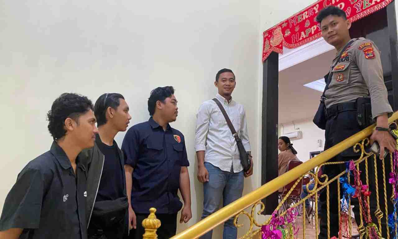 Ratusan Personel Polres Tanggamus Amankan Misa Natal di Sejumlah Gereja Ratusan Personel Polres Tanggamus Amankan Misa Natal di Sejumlah Gereja