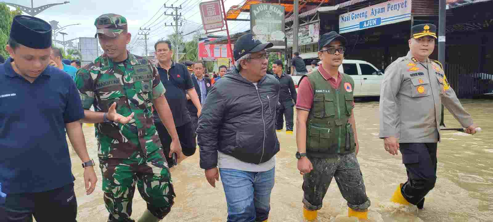 Pj Bupati Bersama Forkopimda Aceh Utara Tinjau Banjir di Seputaran Lhoksukon Pj Bupati Bersama Forkopimda Aceh Utara Tinjau Banjir di Seputaran Lhoksukon