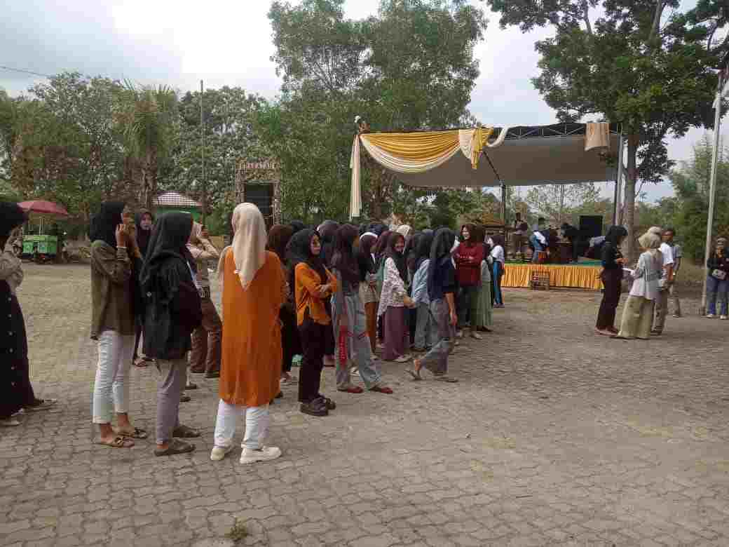 Camat, Kades Serta Aparatur Desa Gladi Resik Jelang Pagelaran Festival Adat Seni dan Budaya Camat, Kades Serta Aparatur Desa Gladi Resik Jelang Pagelaran Festival Adat Seni dan Budaya