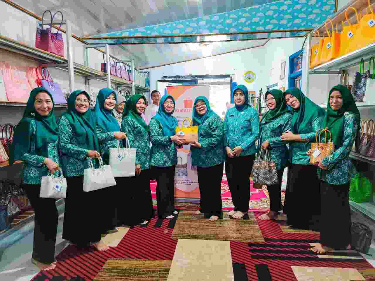 Ketua TP PKK Tuba Herlinawati Qudratul Kunjungan Kerja Ke Pesisir Barat Ketua TP PKK Tuba Herlinawati Qudratul Kunjungan Kerja Ke Pesisir Barat