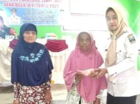 42 KPM Pagar Bukit Terima BLT-DD Tahap Empat 42 KPM Pagar Bukit Terima BLT-DD Tahap Empat