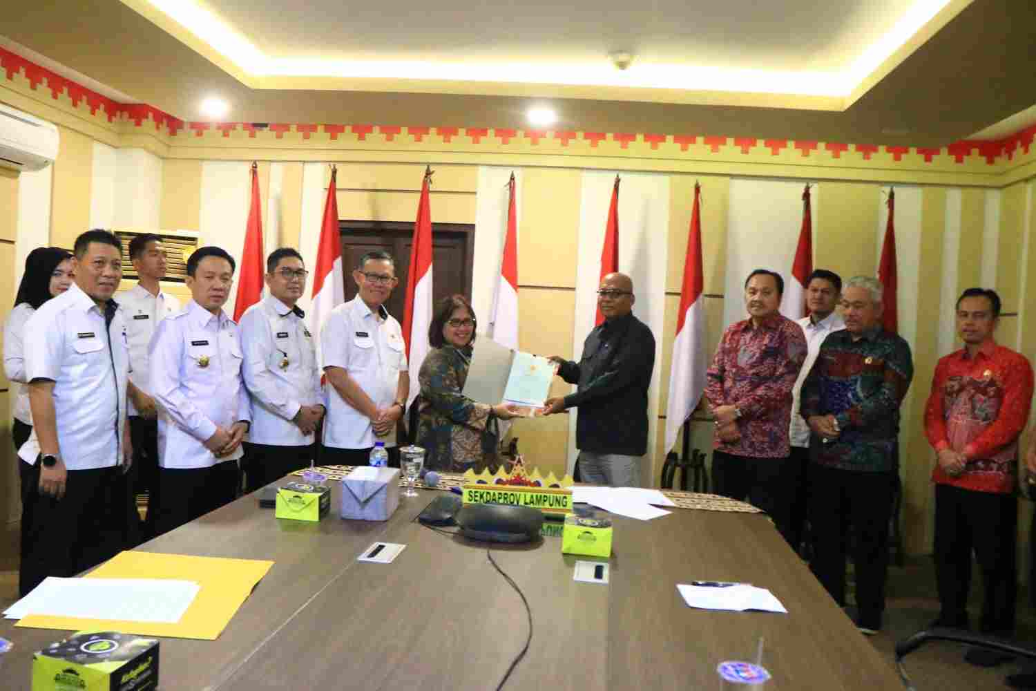 Pemprov Lampung Lakukan Penyerahan Sertifikat Pelepasan Hak Pengelolaan Lahan Pemprov Lampung Lakukan Penyerahan Sertifikat Pelepasan Hak Pengelolaan Lahan